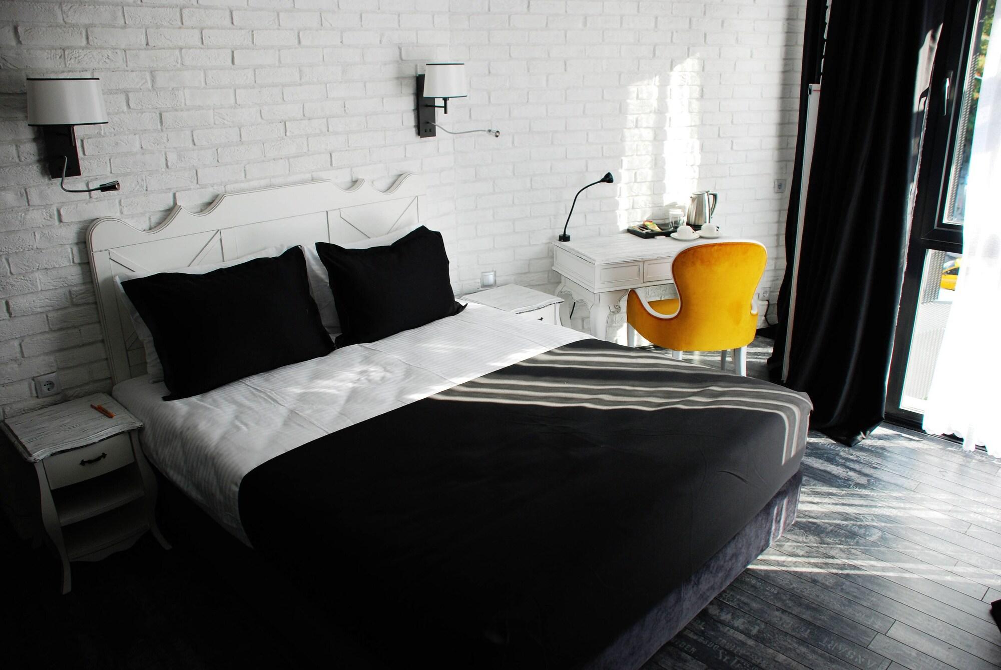 Check & Hotel